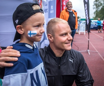 Valtteri_with_fans-1