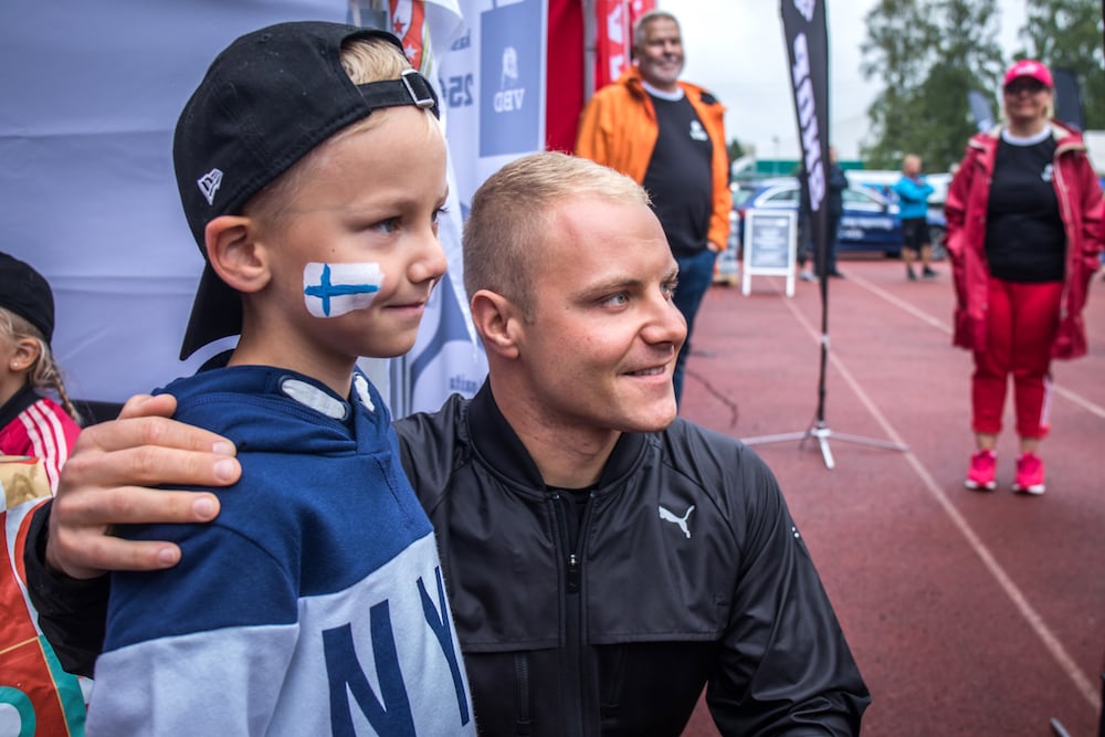Valtteri_with_fans